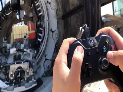 فيديو وصور.. مهندس يتحكم في مكنة حفر «عملاقة» بأذرع جهاز «Xbox» 