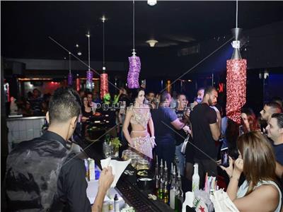 صور| شحتة كاريكا والاكوشنير يشعلان حفلاً في مصر الجديدة