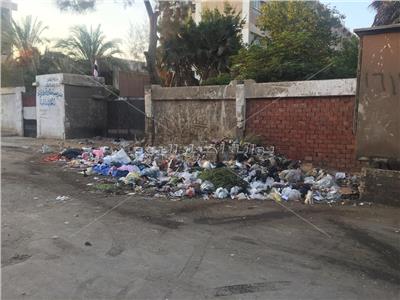 صور| القمامة تغتال مدارس في القاهرة قبيل بدء العام الجديد