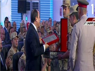 رئيس هيئة الإمداد والتموين يهدي الرئيس السيسي مصحفا