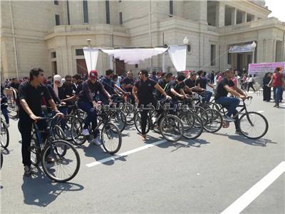 صور| جامعة القاهرة تبدأ العام الدراسي الجديد بماراثون للدراجات