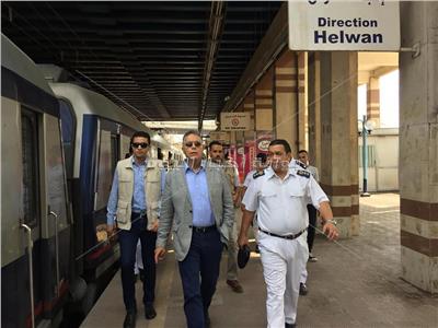 «وزير النقل» يقف في شباك تذاكر المترو| صور
