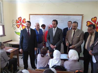 «عمر» يتابع تطبيق النظام التعليمي الجديد بمدراس بني سويف 