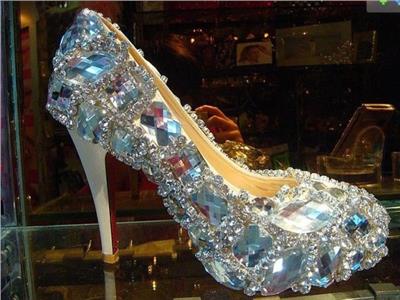 تاجر مجوهرات في دبي يعرض حذاء مرصعًا بالألماس مقابل 17 مليون دولار