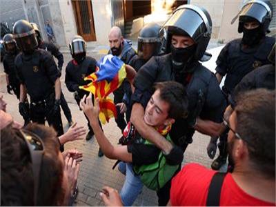 الشرطة تشتبك مع انفصاليين كتالونيين قبيل ذكرى استفتاء الاستقلال