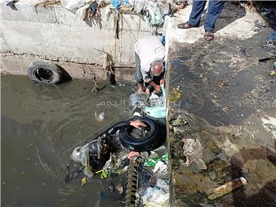 صور| «أكوام القمامة» تغلق محطة الطابية بالإسكندرية