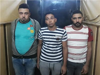 ضبط 3 عاطلين بحوزتهم قنابل وأسلحة نارية بدار السلام