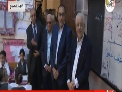 فيديو| رئيس الوزراء يتفقد سير الدراسة بإحدى مدارس بورسعيد