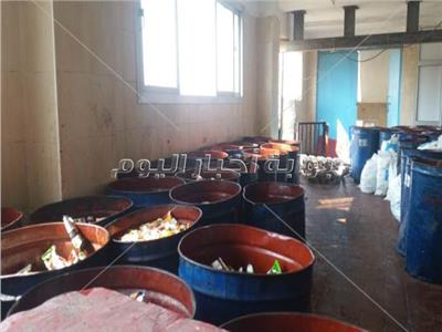 ضبط 11 طنًا عصائر فاسدة داخل مصنع غير مرخص بالعاشر من رمضان