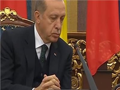 أردوغان يستسلم للنوم في مؤتمر صحفي رئاسي.. فيديو