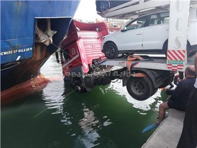 صور| رفع شاحنة سقطت في مياه البحر بميناء الإسكندرية