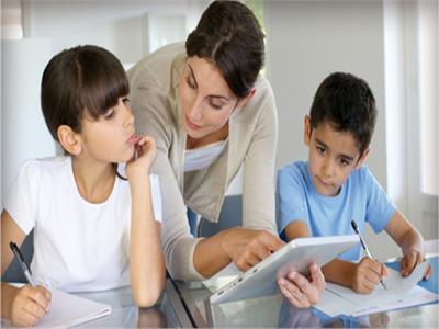 «استاذ علم نفس» يوجه تحذير للآباء بشأن أسئلة الأطفال المحرجة