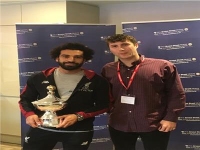 محمد صلاح يتسلم جائزة أفضل لاعب بالدوري الإنجليزي