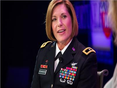 «لورا ريتشاردسون».. صاحبة الكعب العالي تقود أكبر قوات الجيش الأمريكي