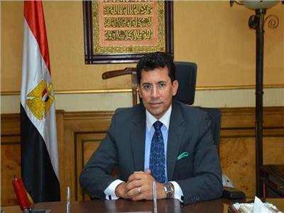 وزير الشباب والرياضة يهنئ محمد إيهاب على «ذهبية الأثقال» 