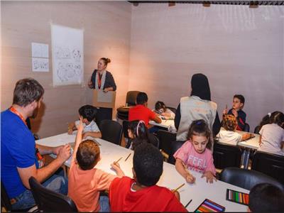 تعليم مهارات الرسم للأطفال في معرض الشارقة الدولي للكتاب