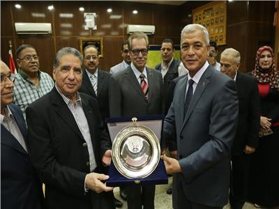 «عباس» يكرم محافظي المنوفية السابقين: كلنا جنود مصر الأوفياء