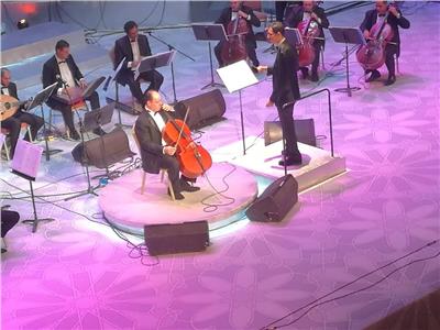 عماد عاشور يعزف على «تشيللو» في الأوبرا