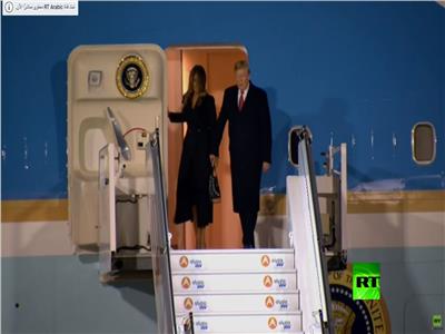 شاهد | لحظة وصول الرئيس الأمريكي وزوجته ميلانا إلى فرنسا 
