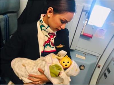 صورة| مضيفة ترضع طفلاً على متن طائرة