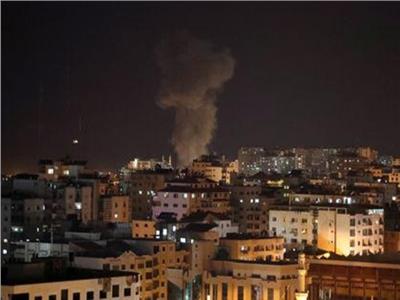 إسرائيل تقصف محطة تلفزيونية تابعة لحماس بعد قذائف تحذيرية
