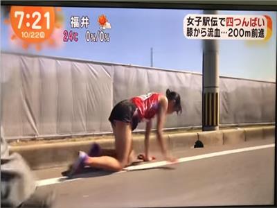 فيديو| رغم نزيف الدماء.. «عداءة يابانية» تستكمل السباق على ركبتيها