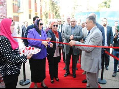 رئيس جامعة عين شمس يفتتح  معرض «صنع بفخر في مصر»