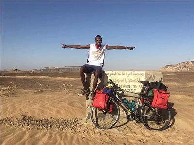 حكايات| سيسيه النوبي.. قهر الاكتئاب بـ«دراجة» ويحبه سائقو «التريلات»