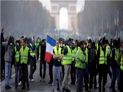 «السترات الصفراء» يقودون مسيرات حاشدة بباريس..والسلطات تغلق برج إيفل