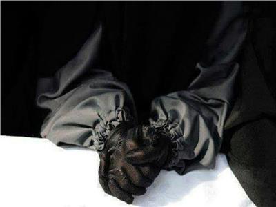 ما حكم الصلاة بالجوانتي؟.. «البحوث الإسلامية تجيب»