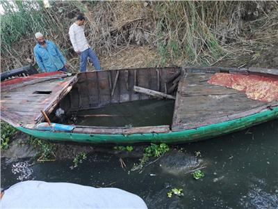 انتشال المركب الغارقة بنهر النيل في البحيرة ومصرع 5 عمال  