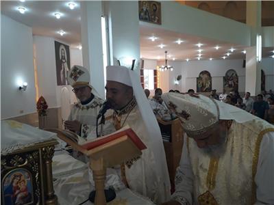«الأنبا عمانوئيل» يترأس القداس الإلهي برعية العائلة المقدسة بسفاجا