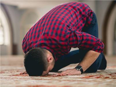 في السجود للصلاة «النزول أولا باليد أم القدم»؟.. «البحوث الإسلامية» تجيب