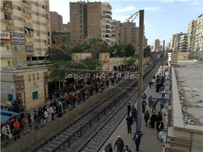 بالصور| زحام واستياء في محطة عزبة النخل بسبب تأخر قطارات الخط الأول 