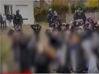 شاهد| مقطع فيديو مهين يثير جدلا واسعا في فرنسا 