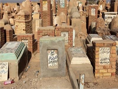 صور| أهالي قرية «ساقية أبو شعرة» يستغيثون من تجار المخدرات بالمقابر 