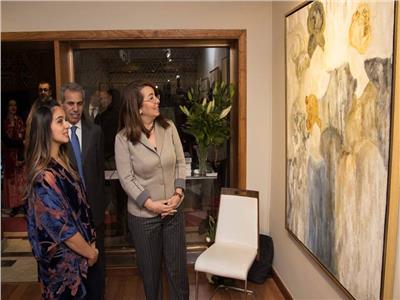 وزيرة التضامن تفتتح معرض «الأم هي» للفنانة التشكيلية «دينا» 