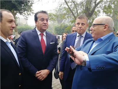 وزير التعليم العالي يصل طب عين شمس لافتتاح الوحدات الجديدة