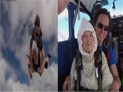 فيديو| عمرها 102 سنة.. مسنّة تقفز بالمظلة من علو 4 آلاف متر