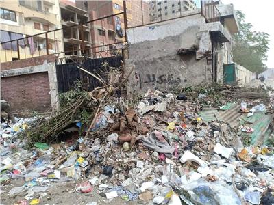 لقطة اليوم| أكوام القمامة تحاصر مدرسة أبو بكر الصديق بعزبة النخل