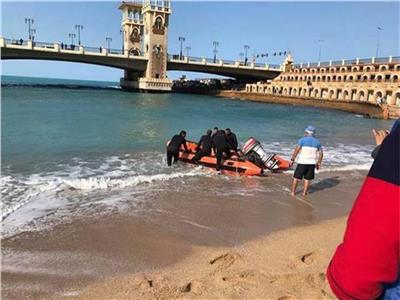 "صورة سيلفي" تلقي بفتاة في مياه البحر بالإسكندرية