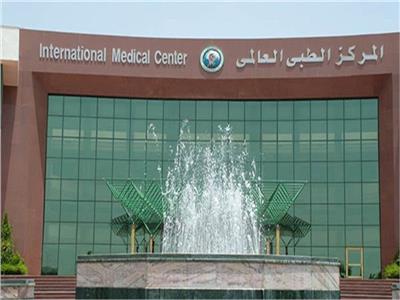 القوات المسلحة تستضيف خبير في جراحة العيون بالمركز الطبي العالمي