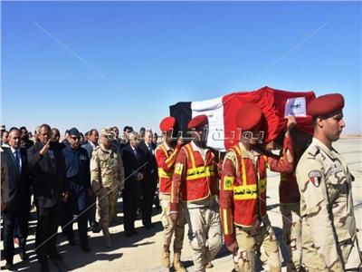 صور| محافظ أسوان يتقدم الجنازة العسكرية للشهيد الرائد عمرو فريد