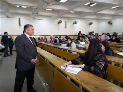 نائب رئيس جامعة عين شمس يتفقد لجان الامتحانات بكلية الآداب