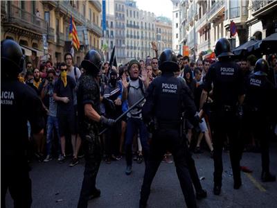 إسبانيا تشتعل.. إصابات في مواجهات بين الشرطة والانفصاليين في برشلونة