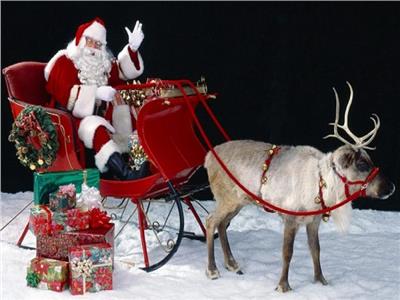 فيديو| بابا نويل يوزع الهدايا علي ركاب قطار عيد الميلاد بكولومبيا