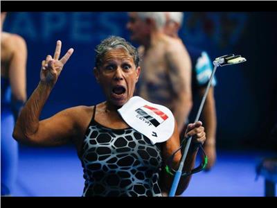 صور| مسنة مصرية تحصد بطولات عالمية في السباحة
