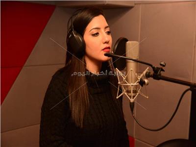 صور| دينا عادل تنتهي من تسجيل أحدث أغنياتها