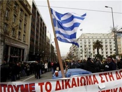 الشرطة اليونانية تطلق الغاز المسيل للدموع على معلمين محتجين في أثينا
