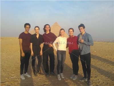 فريق «أوبرا باريس» يزور منطقة الأهرامات| صور